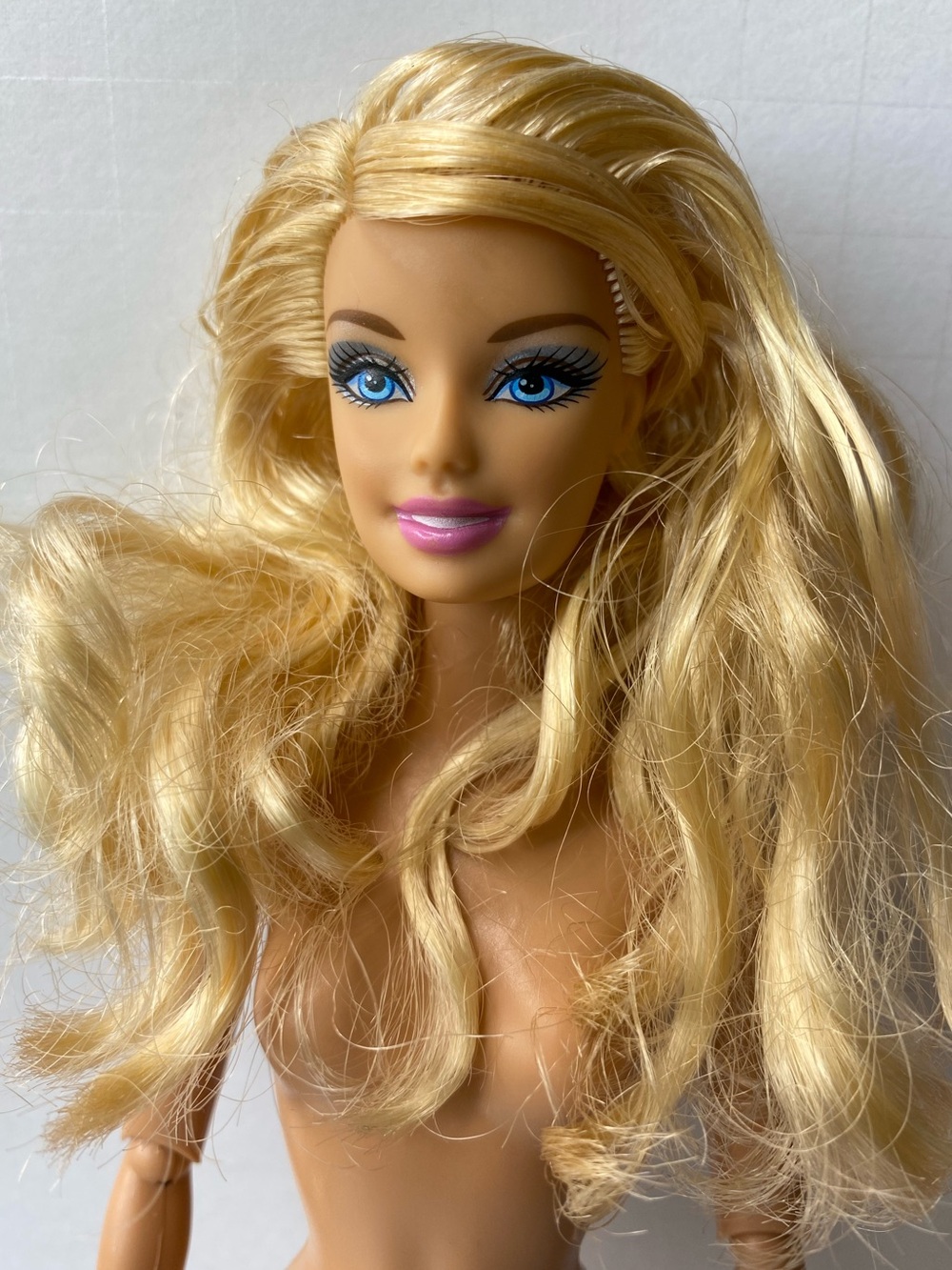 Mattel 2009 Barbie Fashionistas Doll Blonde Hair
Articulated Body - Nude